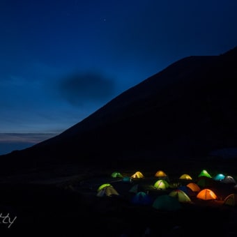 大雪山の夜〜大自然の中でテント場の彩り