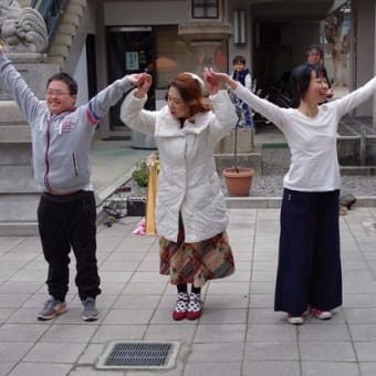 マルシェ（難波神社）で、ダンスとハープと。