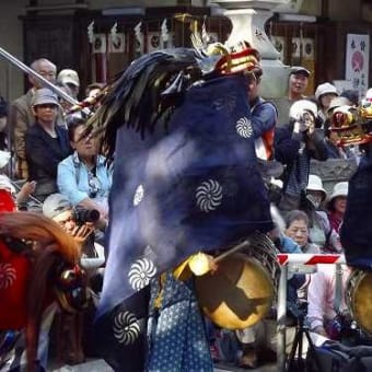 おおぜいの観客が詰めかけた東久留米市 「南沢獅子舞」
