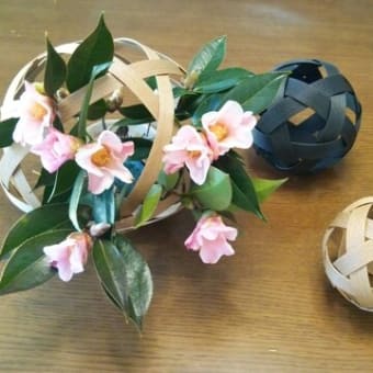 まだまだ続く侘助（椿）のちょっと生け花です