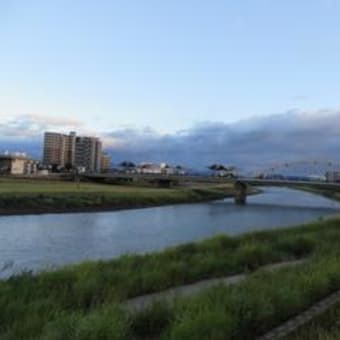 夕陽に浮かぶ、こりゃなんだ？