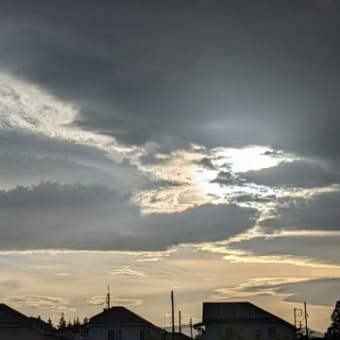 今日の夕空　4層に重なる雲