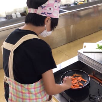 ６年　調理実習　ハム入り野菜炒めを作ろう