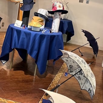 「日傘を着る」展　ディスプレイ