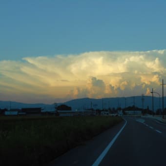 多度山地の向こうに現れた入道雲・金床雲　ｂｙ　空倶楽部