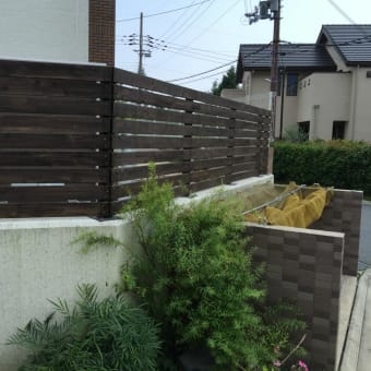 コンクリ塀の上の目隠しフェンス Fence