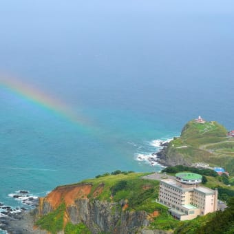 雨上がりでもないのに忽然と虹が現れ、消えた。