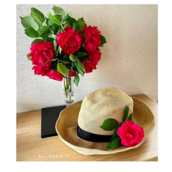 赤い薔薇をお帽子に