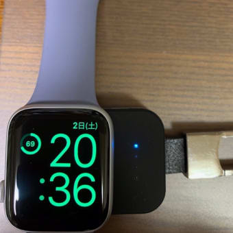 説明に書いてある通りでした、この充電器はApple Watch4に使えません