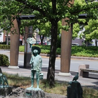駅前の広場は、　新緑～緑の木々に覆われていました！