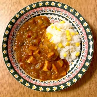 トマトカレーとバターコーンライス