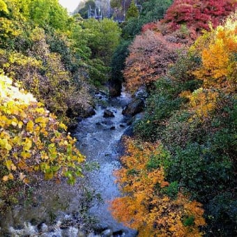 元山上口駅前の巨石と渓流