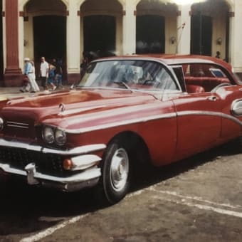 キューバのノスタルジックなクラシックカーに乗るTHE西山