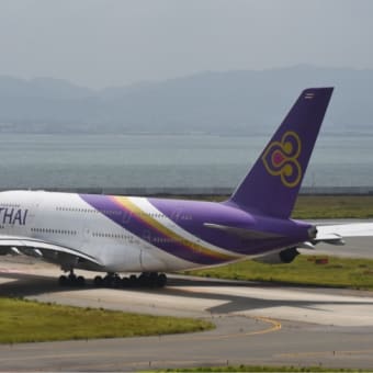 珍しい ツーショット❣️タイ国際航空 A380& 773. 台風の影響で前日到着便が翌朝となった❗️