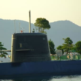 高松港に潜水艦