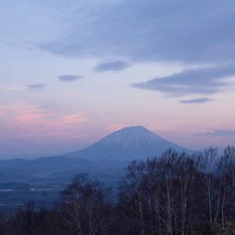 春の羊蹄山の夜明け