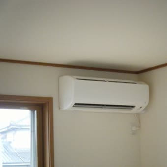 新築現場でエアコン工事をしています