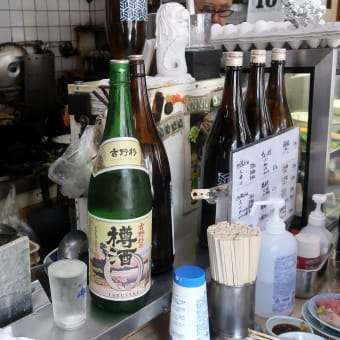 マルシンで朝食を（樽酒編）　cold cask sake is very good in extremely hot summer