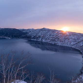冬の摩周湖の日の出と雄阿寒岳