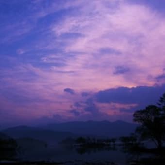 朝靄の桧原湖