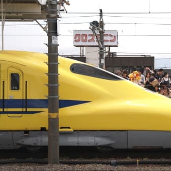 岐阜羽島駅のディズニー新幹線 ＆ ドクターイエロー
