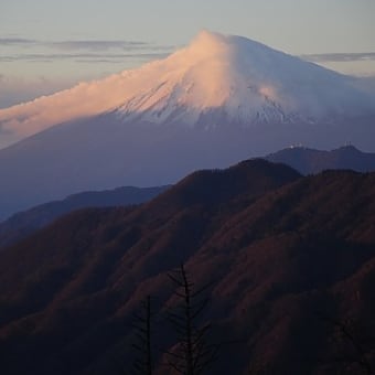 朝焼けの雲なびく富士山