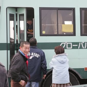 浦和の交流戦へ　馬たちが出発