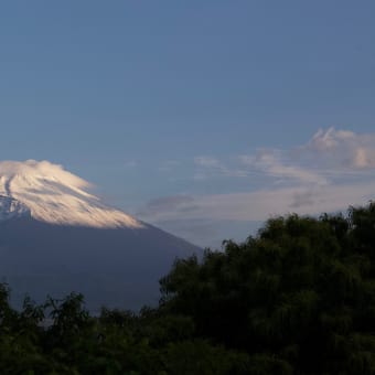 季節逆戻りの富士山(積雪増える)
