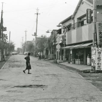 武蔵嵐山駅前から駅通りを望む　1970年