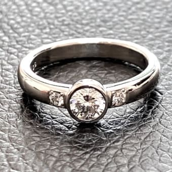 立て爪のダイヤモンドの婚約指輪が普段使いしにくので、ひっかかりのないデザインにリフォームして欲しい！