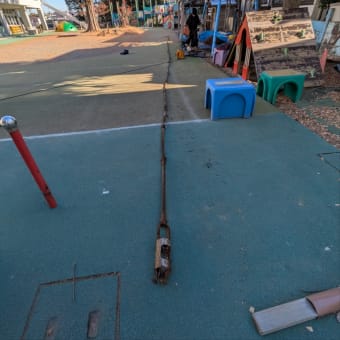 お客様が自作した架台。手押し井戸ポンプは錆びすぎたポンプを再 お客様が自作した架台。手押し井戸ポンプは錆びすぎたポンプを再