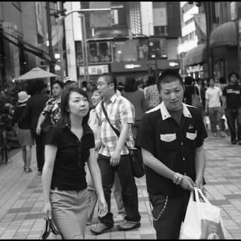 新宿東口。歩行者。