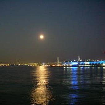 横浜港に昇る満月