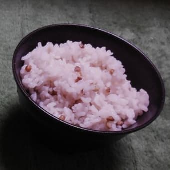 米を食べる