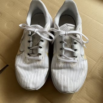 ◇　白ナイキ2足を洗う