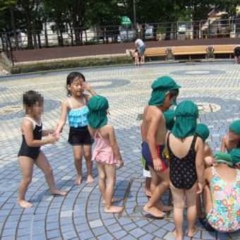 かんちゃん、お友達と噴水で遊ぶ