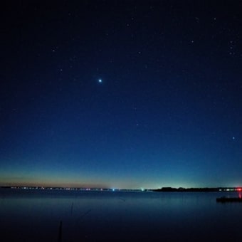深夜の霞ヶ浦湖畔