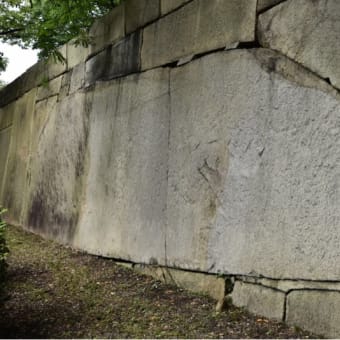 京橋口の巨石    大阪城内巨石でベスト2の肥後石及びベスト7の京橋口二番石