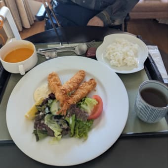 お昼は海老フライ。