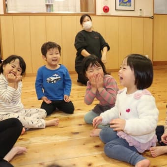 リズム遊び・新聞あそび♪