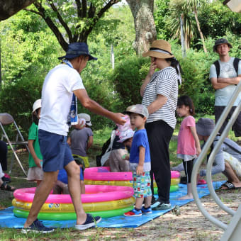第３回半城土自治会主催の川遊びが開催されました、梅雨明けの、晴天真夏日でした、子供さん達は元気よく水性動物を手網で追い掛けて楽しんで居ました。