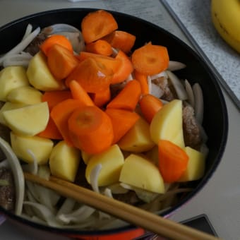 田んぼの畦（あぜ）の草刈り　　晩ご飯は和牛でビーフシチュー