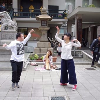 マルシェ（難波神社）で、ダンスとハープと。