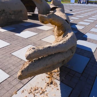 ２０２４・４・２５　第８回横浜トリエンナーレ　アートもりもり！　象の鼻パーク　久保寛子「ハイヌウェレの彫像」