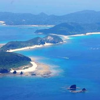 沖縄の空を飛ぶ - 安室島と古座間味ビーチ