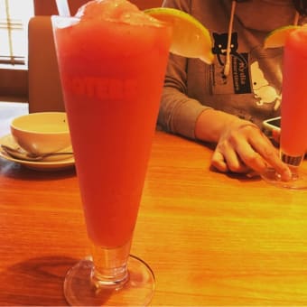 HOOTERS!!