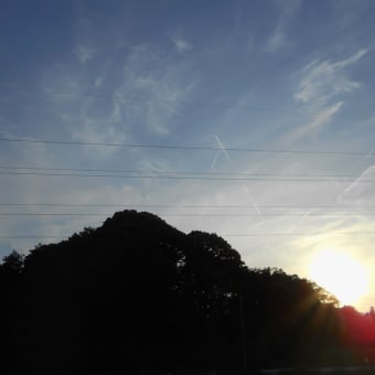 夕刻の空にて飛行機雲で狙ってみましたが．．．　ｂｙ　空倶楽部