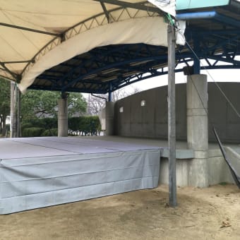 文化祭のステージと大型テント