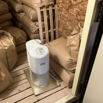「自然栽培米の保冷庫に除湿器を設置」結露によって保冷庫内の壁や天井