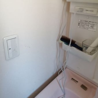 なんか味気ない壁、もったいないので棚を作ってみました